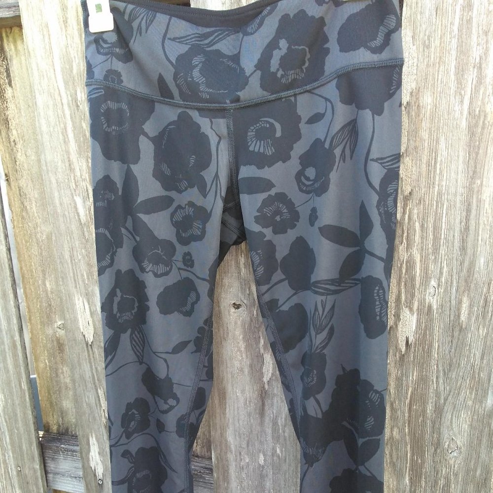 Lululemon Wunder Under Crop black flower leggings